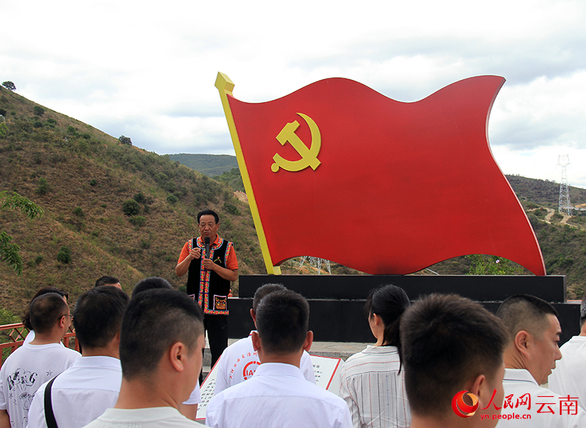 [2]蒲国宏向红色研学团队介绍重温入党誓词细节。人民网记者-程浩摄