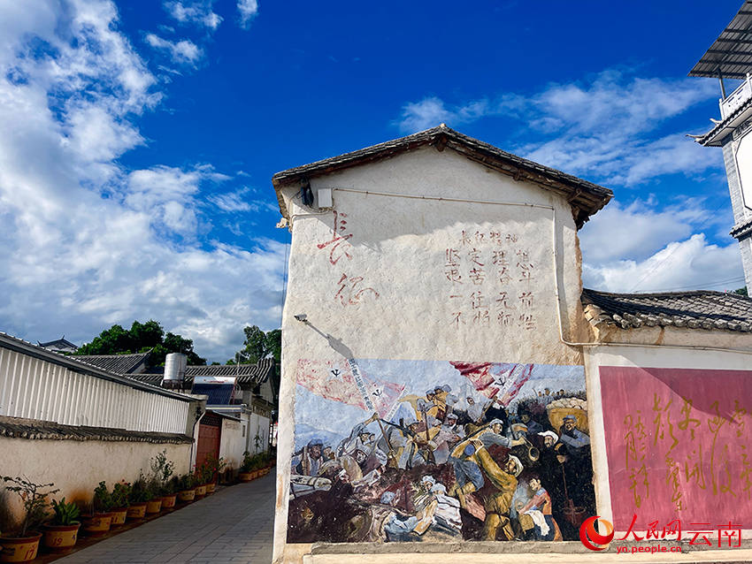 【3】长征主题的墙画在村里随处可见。人民网记者-程浩摄